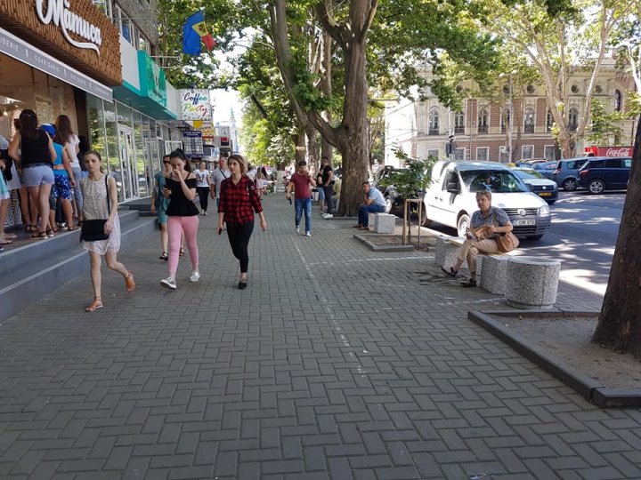 O plăcere să te plimbi în centrul Capitalei. Parcarea de pe trotuarul de pe strada Puşkin, desfiinţată (FOTO)