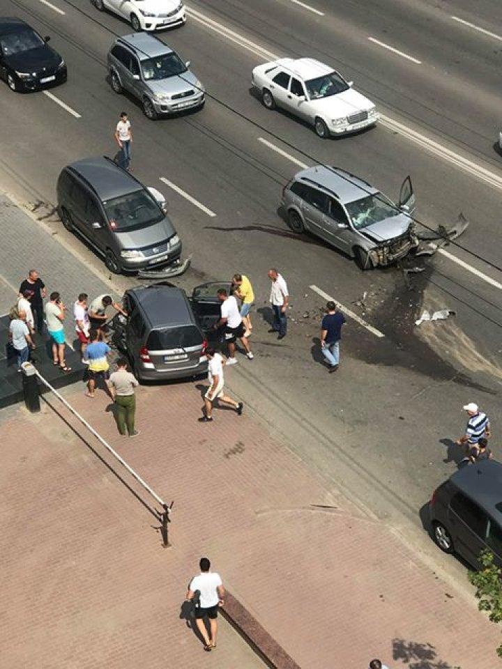 ACCIDENT GRAV în Capitală. Două maşini au fost făcute zob. O femeie, la REANIMARE (FOTO/VIDEO)