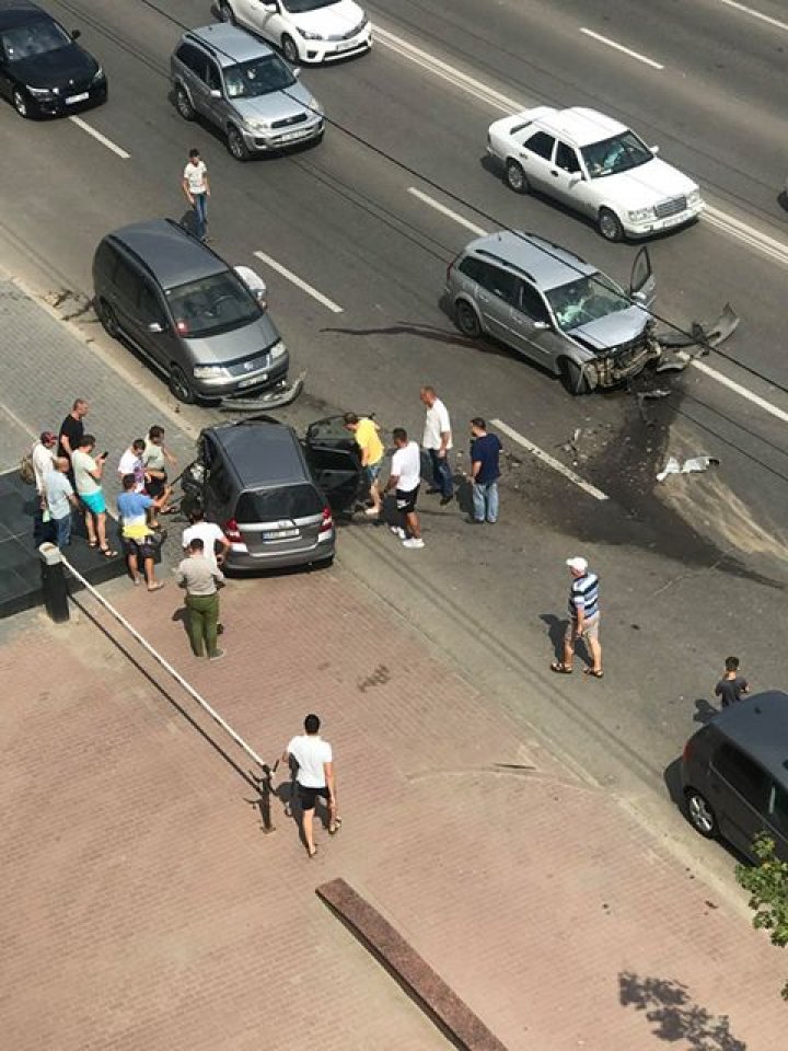 ACCIDENT GRAV în Capitală. Două maşini au fost făcute zob. O femeie, la REANIMARE (FOTO/VIDEO)