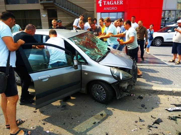 ACCIDENT GRAV în Capitală. Două maşini au fost făcute zob. O femeie, la REANIMARE (FOTO/VIDEO)