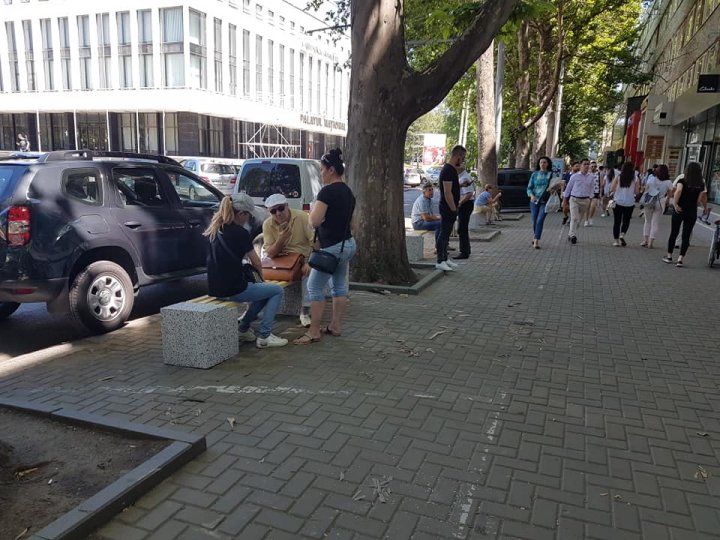 O plăcere să te plimbi în centrul Capitalei. Parcarea de pe trotuarul de pe strada Puşkin, desfiinţată (FOTO)