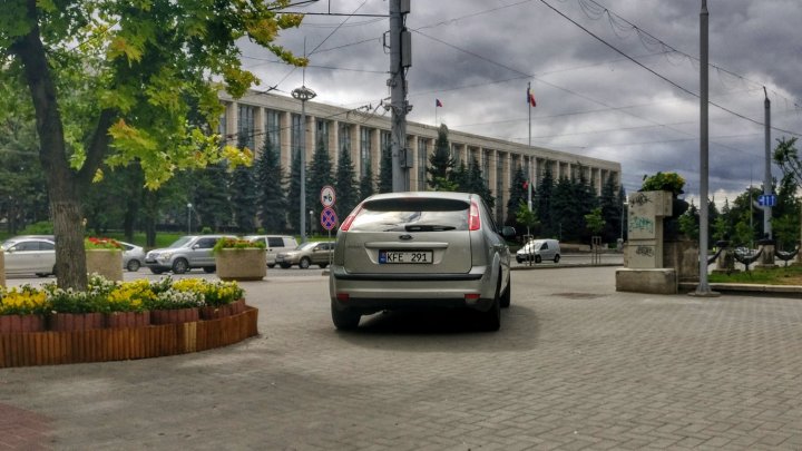 Unde vreau acolo parchez! Un şofer şi-a lăsat maşina chiar în Parcul Catedralei din Capitală (FOTO)