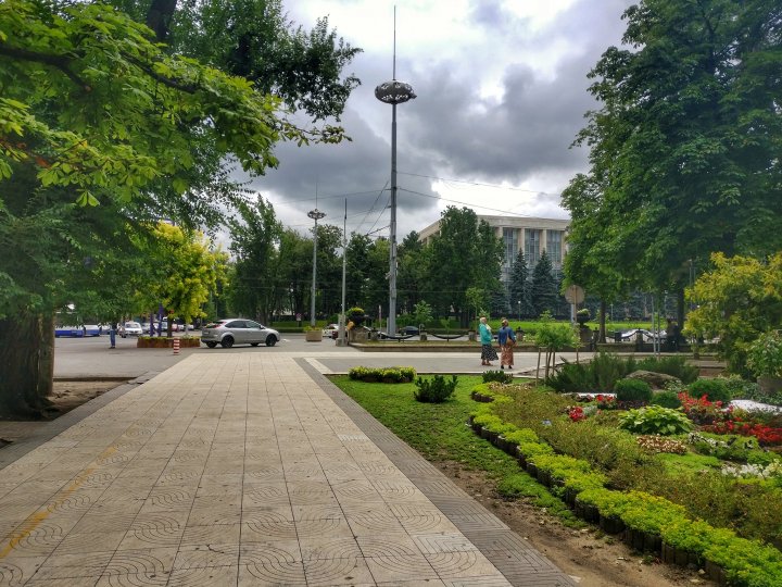 Unde vreau acolo parchez! Un şofer şi-a lăsat maşina chiar în Parcul Catedralei din Capitală (FOTO)