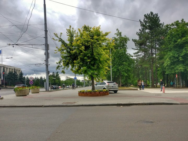 Unde vreau acolo parchez! Un şofer şi-a lăsat maşina chiar în Parcul Catedralei din Capitală (FOTO)