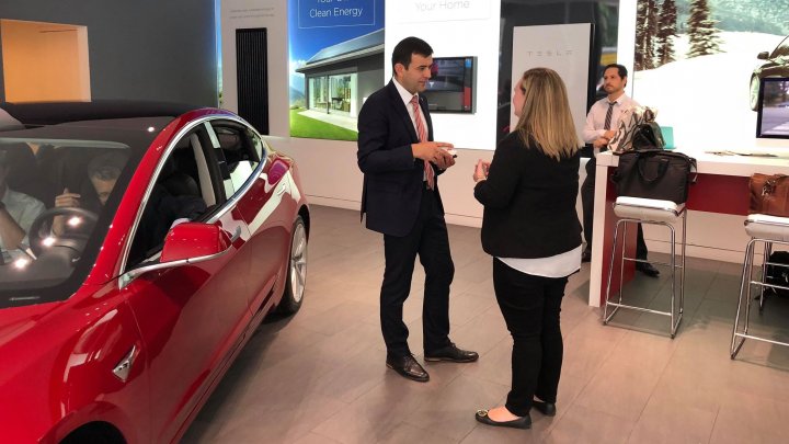 Ministrul Economiei, Chiril Gaburici a invitat gigantul economic Tesla să vină în Republica Moldova