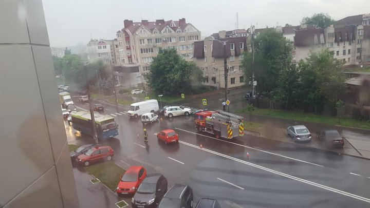 Accident grav în centrul Capitalei. Două mașini s-au tamponat violent