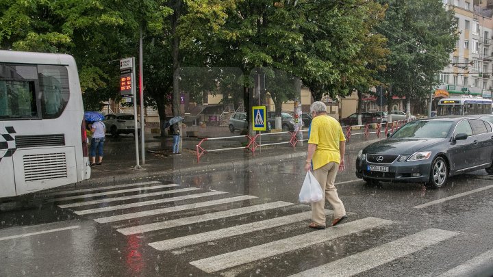 Ploi puternice, vânt şi descărcări electrice. Câte grade vor indica termometrele