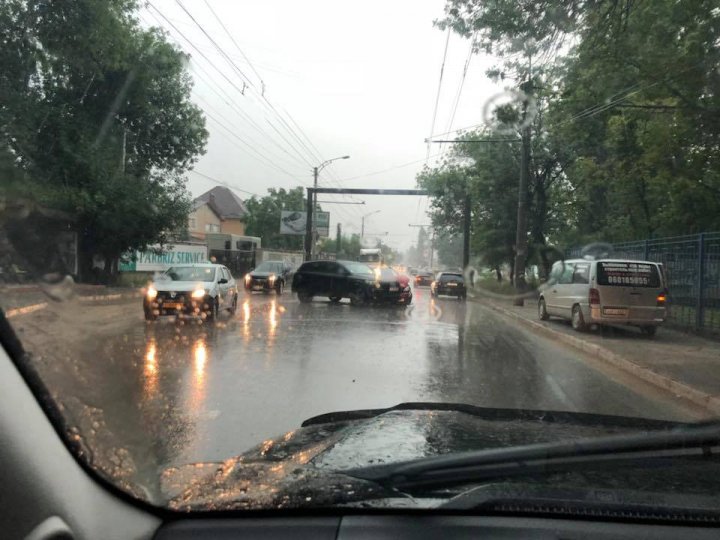 ACCIDENT pe stada Uzinelor din Capitală. Două mașini s-au ciocnit violent (FOTO)