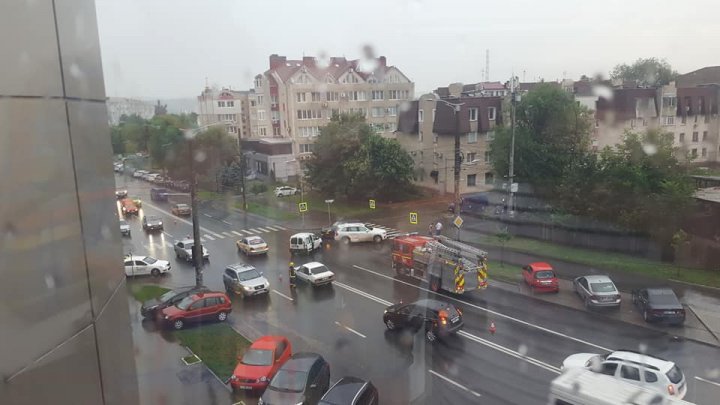 Accident grav în centrul Capitalei. Două mașini s-au tamponat violent