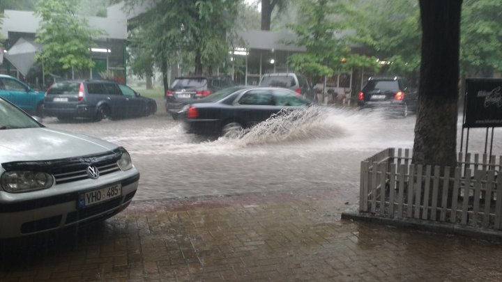 O nouă zi cu FURTUNĂ în Capitală! Strada Bănulescu Bodoni, transformată în râu (FOTO)