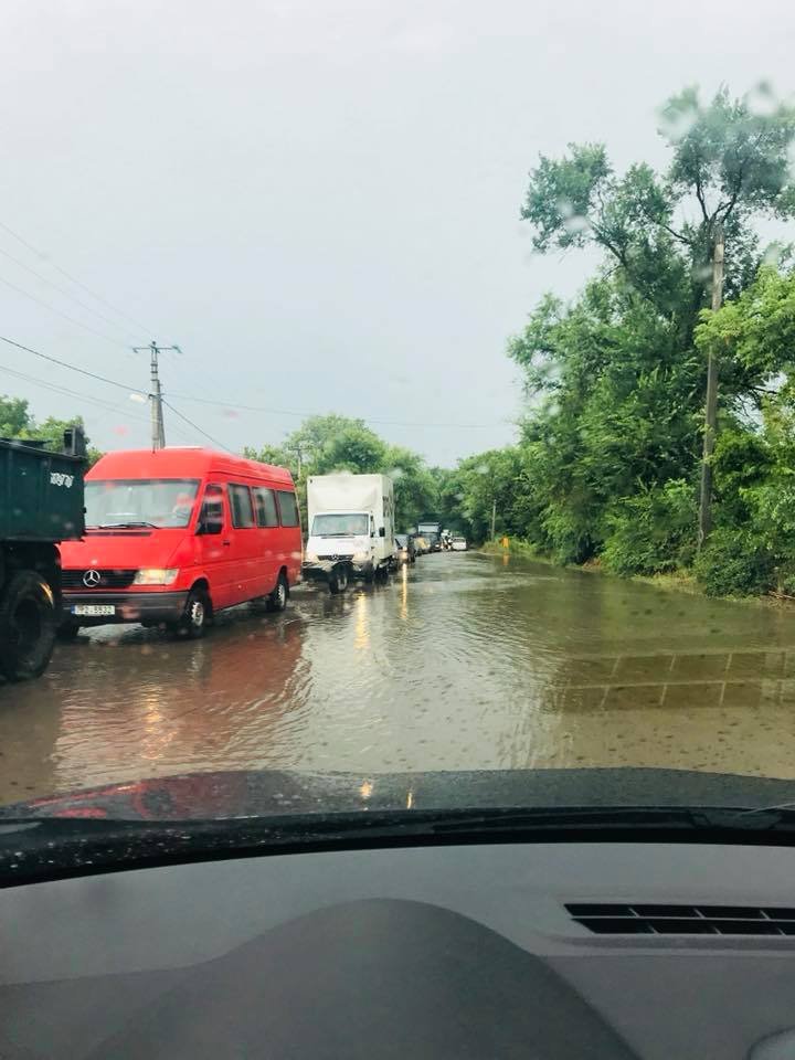 POTOP pe străzile Capitalei din cauza ploii torențiale. Mașinile circulă cu dificultate (FOTO)