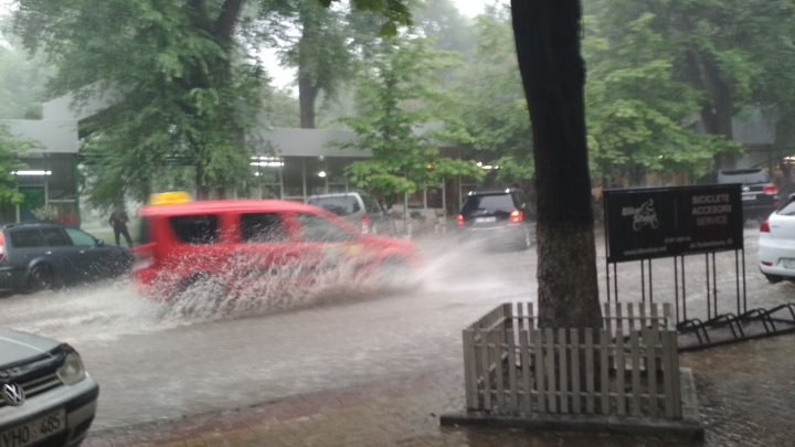 O nouă zi cu FURTUNĂ în Capitală! Strada Bănulescu Bodoni, transformată în râu (FOTO)