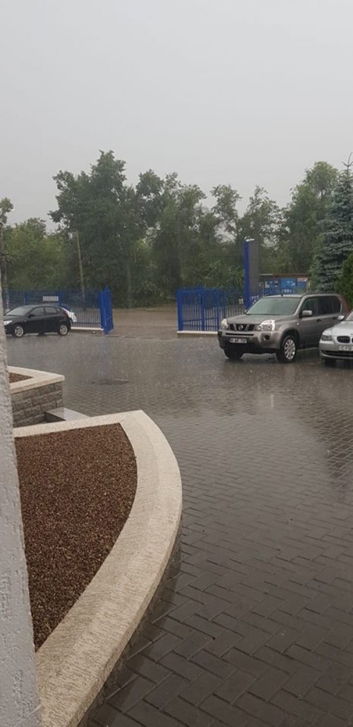 FOTOREPORT. Cum s-a văzut furtuna din Chişinău pe reţelele de socializare