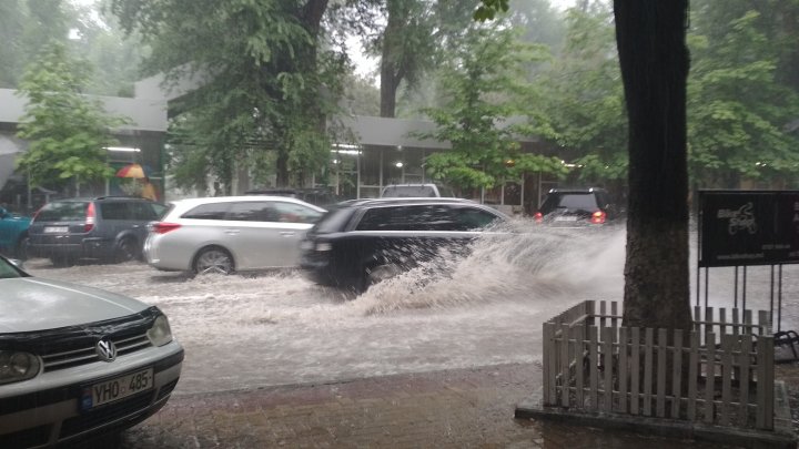 O nouă zi cu FURTUNĂ în Capitală! Strada Bănulescu Bodoni, transformată în râu (FOTO)