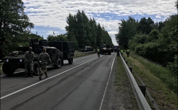 Patru blindate americane s-au ciocnit pe o autostradă din Lituania. 17 soldaţi răniţi (FOTO)