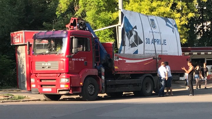 I-a luat casa! Staţia de aşteptare unde a fost surprins un bărbat dezbrăcat şi cu sticlele de alcool lângă cap, DEMOLATĂ (GALERIE FOTO)