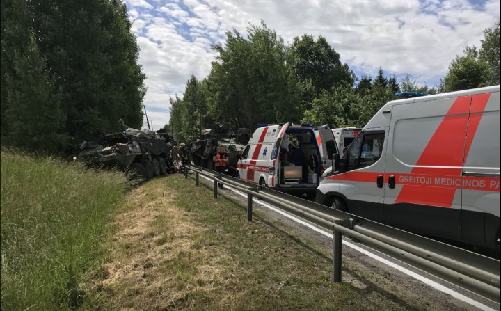 Patru blindate americane s-au ciocnit pe o autostradă din Lituania. 17 soldaţi răniţi (FOTO)