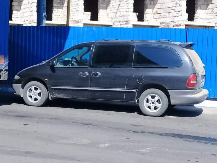 Contrabandă cu barca pe Nistru. Trei indivizi au vrut să transporte ilegal mărfuri de peste un milion de lei (FOTO)