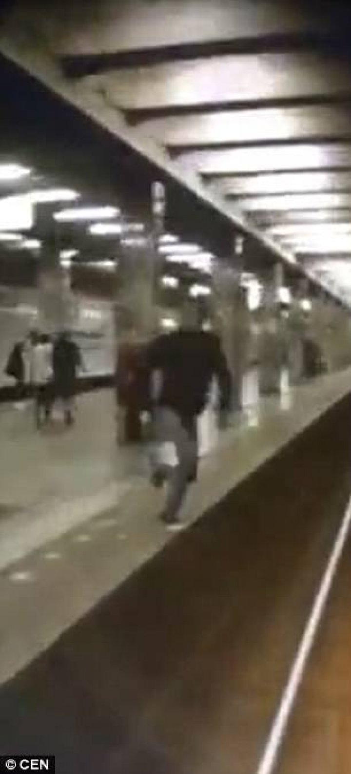 IMAGINI CU PUTERNIC IMPACT EMOŢIONAL! Momentul în care un tânăr SARE în fața metroului. MIRACOL, el trăiește