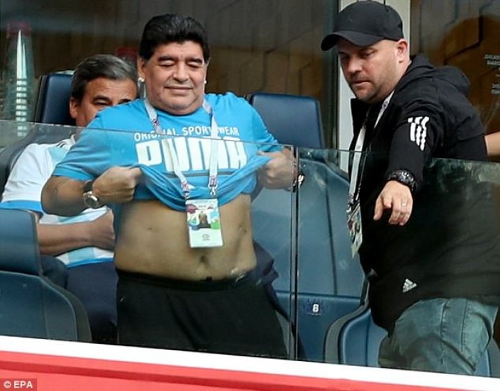 Diego Maradona, transportat la spital după meciul Argentina – Nigeria. Era cât pe ce să cadă peste balustradă (FOTO/VIDEO)