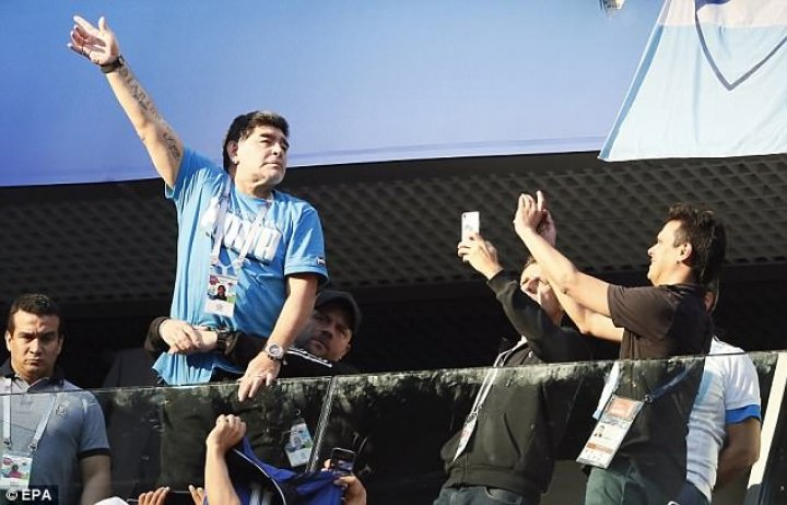 Diego Maradona, transportat la spital după meciul Argentina – Nigeria. Era cât pe ce să cadă peste balustradă (FOTO/VIDEO)