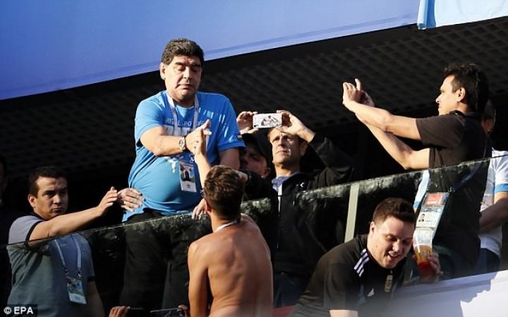 Diego Maradona, transportat la spital după meciul Argentina – Nigeria. Era cât pe ce să cadă peste balustradă (FOTO/VIDEO)