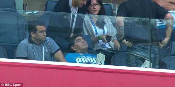 Diego Maradona, transportat la spital după meciul Argentina – Nigeria. Era cât pe ce să cadă peste balustradă (FOTO/VIDEO)