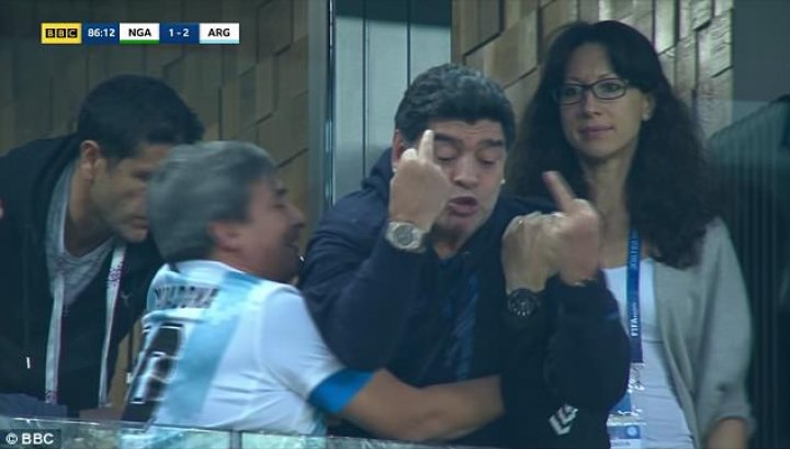 Diego Maradona, transportat la spital după meciul Argentina – Nigeria. Era cât pe ce să cadă peste balustradă (FOTO/VIDEO)