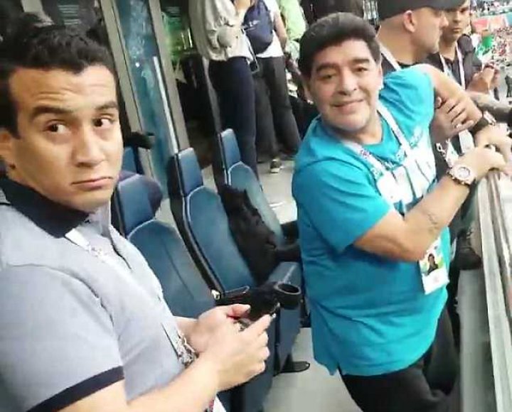 Diego Maradona, transportat la spital după meciul Argentina – Nigeria. Era cât pe ce să cadă peste balustradă (FOTO/VIDEO)