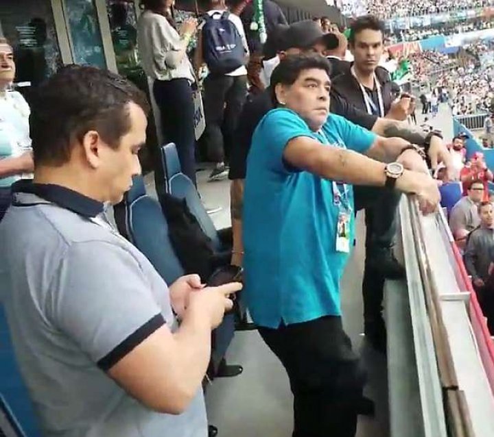 Diego Maradona, transportat la spital după meciul Argentina – Nigeria. Era cât pe ce să cadă peste balustradă (FOTO/VIDEO)