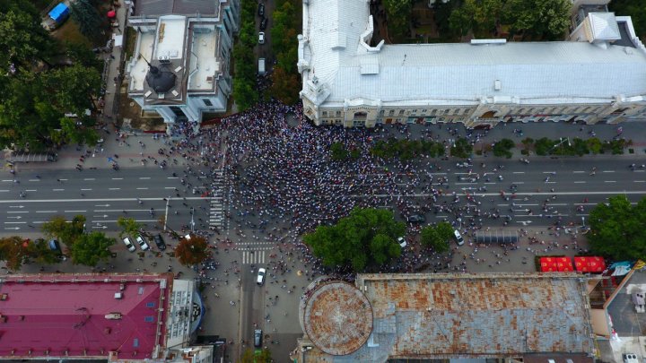 Protest spart ca o bulă de săpun. Nici zare de protestatar în centrul Capitalei, chiar dacă Năstase și Sandu au îndemnat oamenii să rămână în stradă