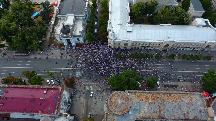 Protest spart ca o bulă de săpun. Nici zare de protestatar în centrul Capitalei, chiar dacă Năstase și Sandu au îndemnat oamenii să rămână în stradă