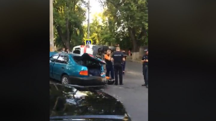 DETALII în cazul ambulanţei răsturnate şi a motociclistului accidentat în Capitală