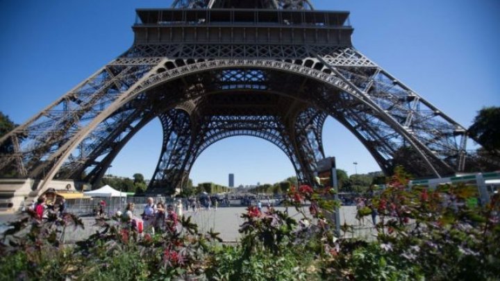 La Turnul Eiffel a fost construit un perimetru de securitate