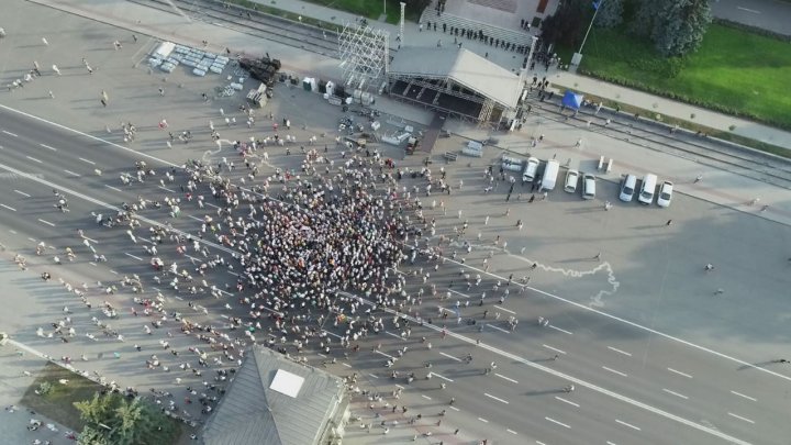 PROTEST FAŢĂ DE INVALIDARE la Primărie! Susţinătorii lui Andrei Năstase, nemulţumiţi de decizia judecătoriei Chişinău (FOTO)