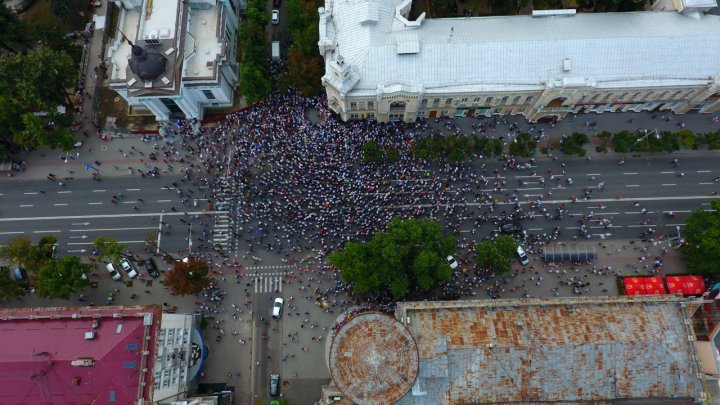 Protest spart ca o bulă de săpun. Nici zare de protestatar în centrul Capitalei, chiar dacă Năstase și Sandu au îndemnat oamenii să rămână în stradă