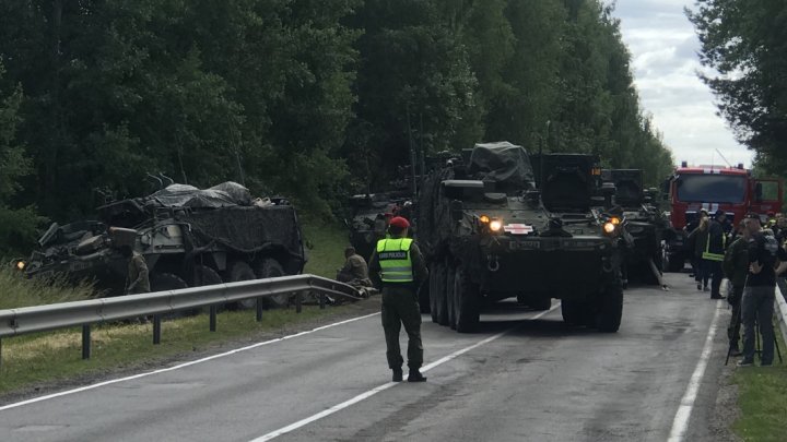 Patru blindate americane s-au ciocnit pe o autostradă din Lituania. 17 soldaţi răniţi (FOTO)