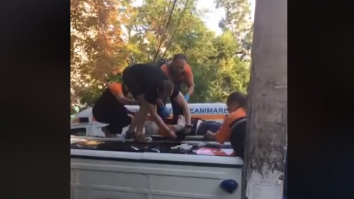 DETALII în cazul ambulanţei răsturnate şi a motociclistului accidentat în Capitală