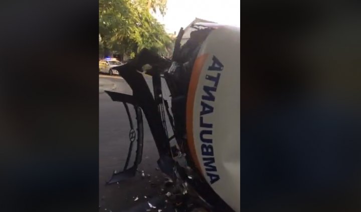 DETALII în cazul ambulanţei răsturnate şi a motociclistului accidentat în Capitală