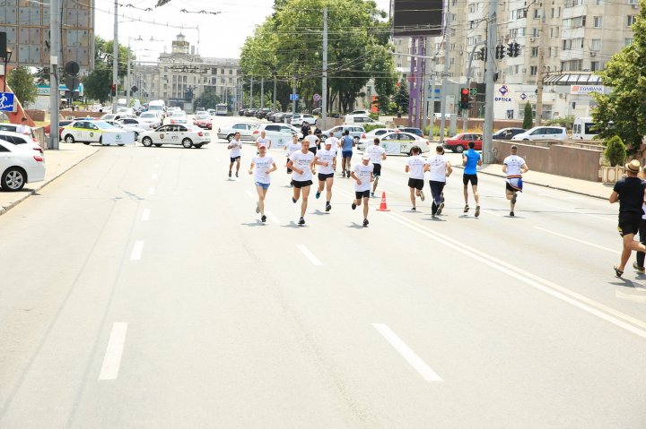 NU traficului de fiinţe umane! Mii de oameni şi oficiali din cadrul MAI au participat la un maraton organizat în Capitală (FOTO)