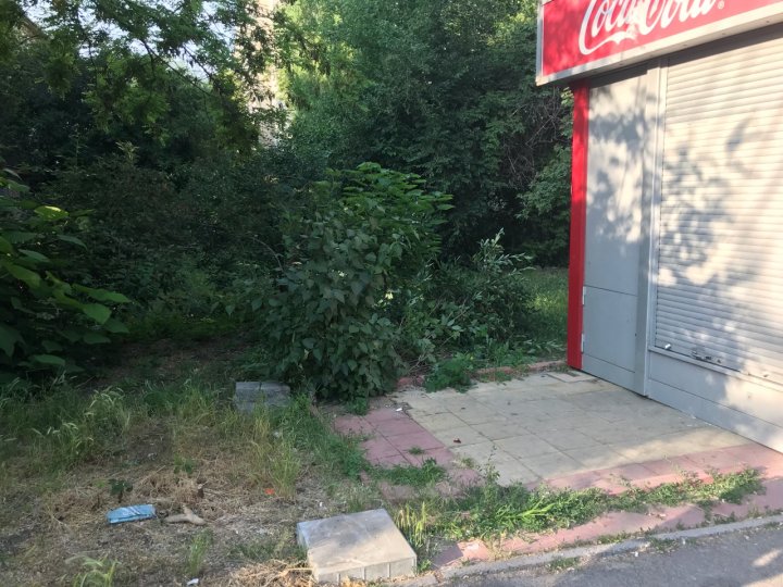 I-a luat casa! Staţia de aşteptare unde a fost surprins un bărbat dezbrăcat şi cu sticlele de alcool lângă cap, DEMOLATĂ (GALERIE FOTO)