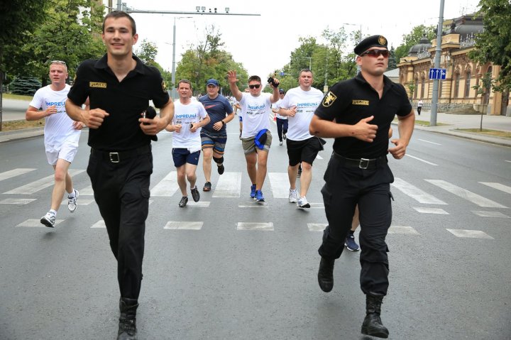 NU traficului de fiinţe umane! Mii de oameni şi oficiali din cadrul MAI au participat la un maraton organizat în Capitală (FOTO)