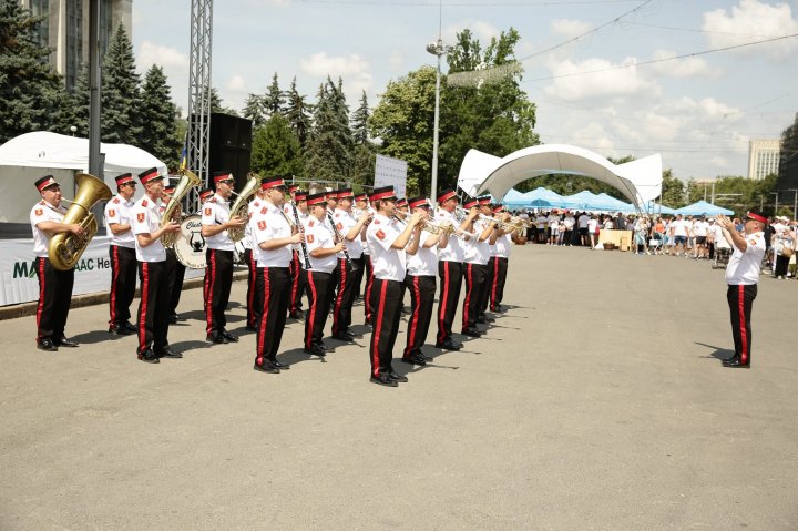 NU traficului de fiinţe umane! Mii de oameni şi oficiali din cadrul MAI au participat la un maraton organizat în Capitală (FOTO)