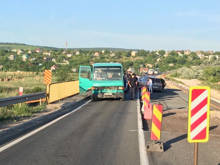 Accident în apropiere de satul Suruceni. Circulaţia blocată în zonă (FOTO)