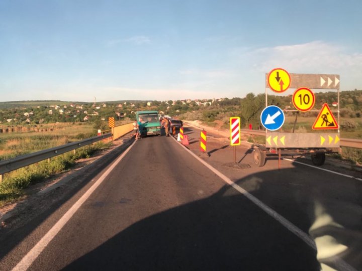 Accident în apropiere de satul Suruceni. Circulaţia blocată în zonă (FOTO)