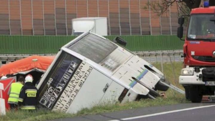 Un autocar cu 50 de persoane la bord s-a răsturnat în Polonia. Sunt morţi