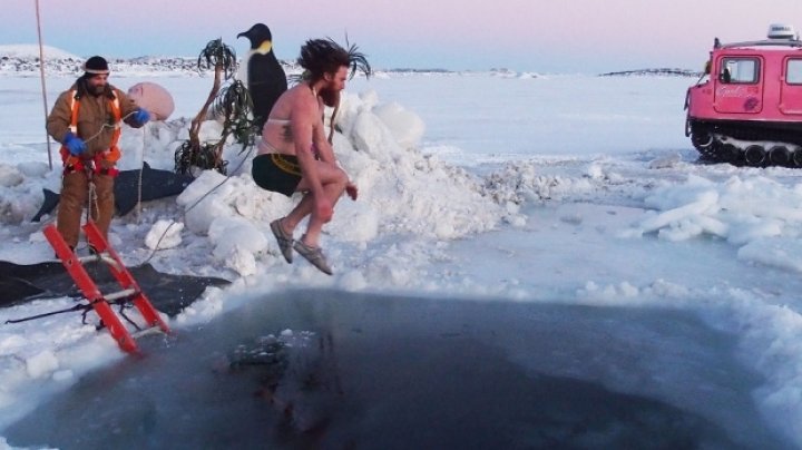 Cercetătorii de la bazele ştiinţifice din Antarctica au făcut baie în apele îngheţate pentru a sărbători solstiţiul de iarnă