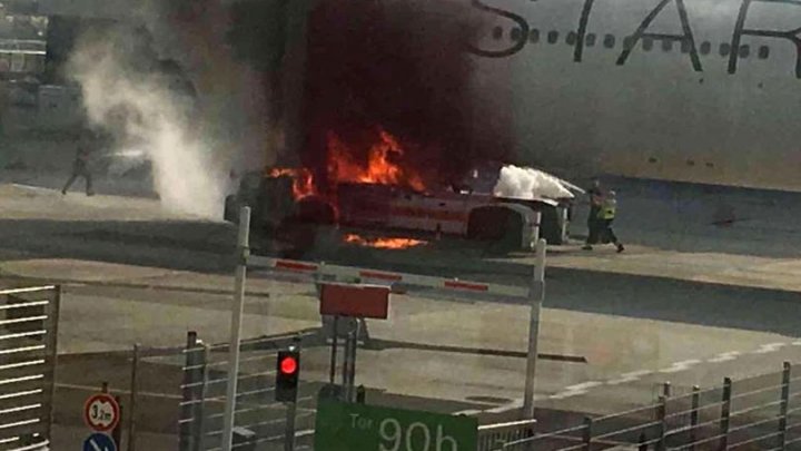 PANICĂ: Un avion a luat foc pe aeroportul din Frankfurt (FOTO)