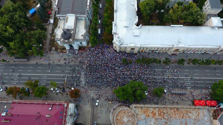 Protest spart ca o bulă de săpun. Nici zare de protestatar în centrul Capitalei, chiar dacă Năstase și Sandu au îndemnat oamenii să rămână în stradă