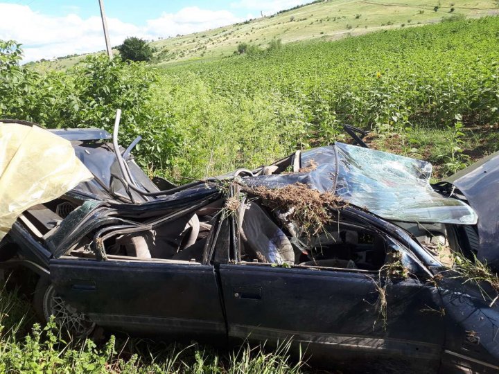 Accident GRAV în satul Ruseștii Noi. O maşină s-a răsturnat într-un şanţ și a fost făcută zob. Ce s-a întâmplat cu șoferul și pasagerul (FOTO)  